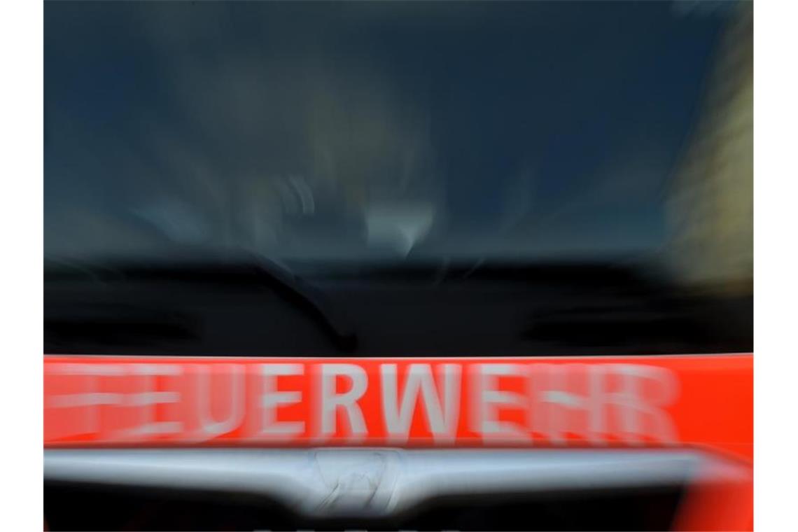 Feuer in Stuttgarter Innenstadt verursacht Verkehrsprobleme Ansicht eines Feuerwehrautos. Foto: Britta Pedersen/dpa/Archivbild