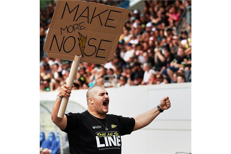 Ansporn für die Fans auf der Haupttribüne: Offensive Lineman Benhur