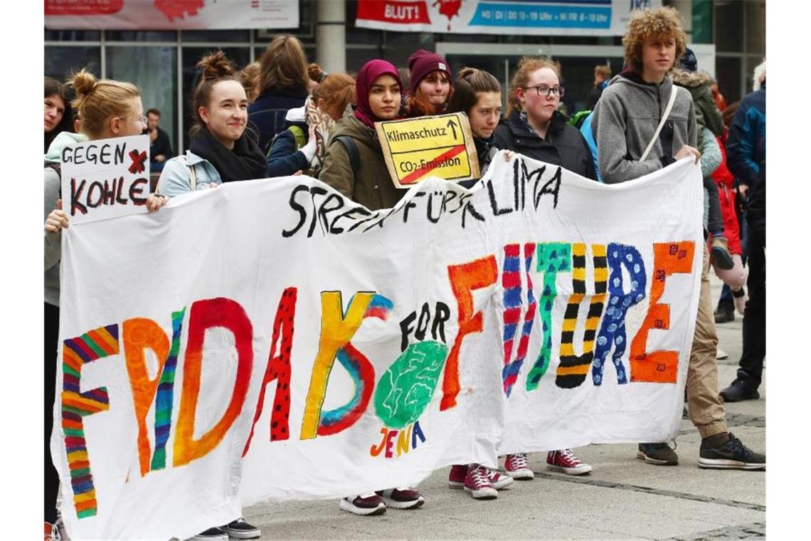 Demos sollen UN-Klimaschützer beflügeln Ansporn für die UN-Klimakonferenz in Bonn: Kundgebung von „Fridays for Future“ in Jena. Foto: Bodo Schackow
