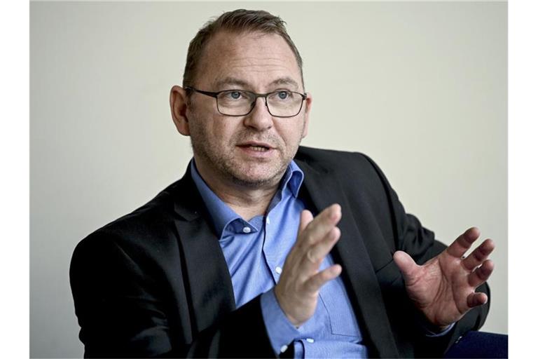 „Anstatt sich mit Trippelschritten auf 12 Euro Stundenlohn zuzubewegen, muss der Mindestlohn einmalig vom Gesetzgeber um zwei Euro angehoben werden, damit Tariflöhne und Mindestlohn nicht weiter auseinanderlaufen“, sagt Frank Werneke. Foto: Britta Pedersen/dpa-Zentralbild/ZB
