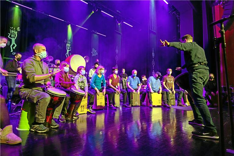 Ansteckend, virtuos und extrem unterhaltsam waren die acht Schlagzeuger von „Power! Percussion“. Aber auch Backnanger Bürger hatten auf der Bühne ihren Auftritt. Foto: A. Becher