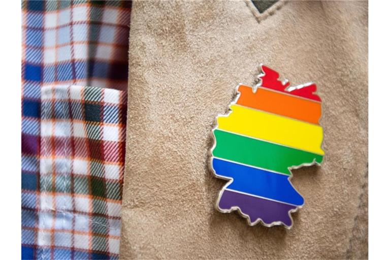 Anstecker mit dem Umriss von Deutschland in Regenbogenfarben. Foto: Sebastian Gollnow/dpa