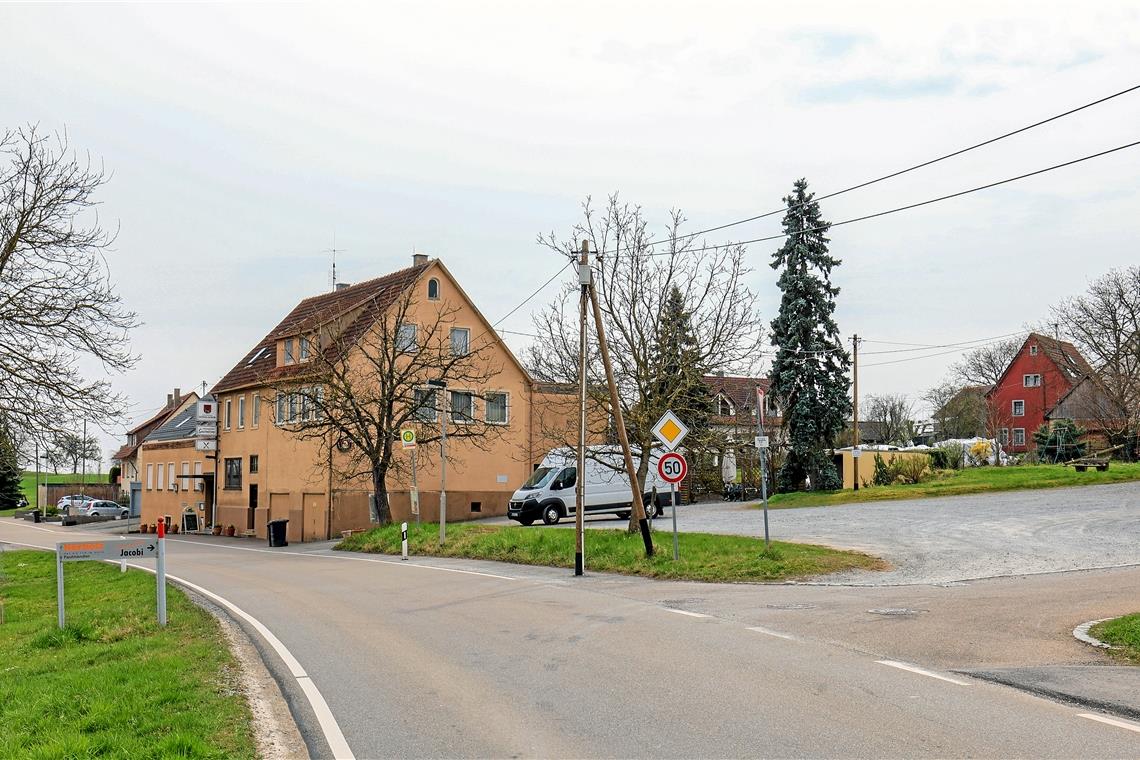 Anstelle der Gaststätte und des Parkplatzes sollen nach Wunsch des Eigentümers fünf Doppelreihenhäuser und ein Dreifamilienhaus entstehen. Foto: A. Becher