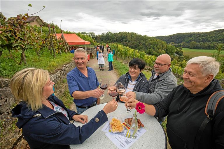 Anstoßen auf einen gelungenen Tag: Wanderer im Kirchberger Weinberg. Foto: A. Becher