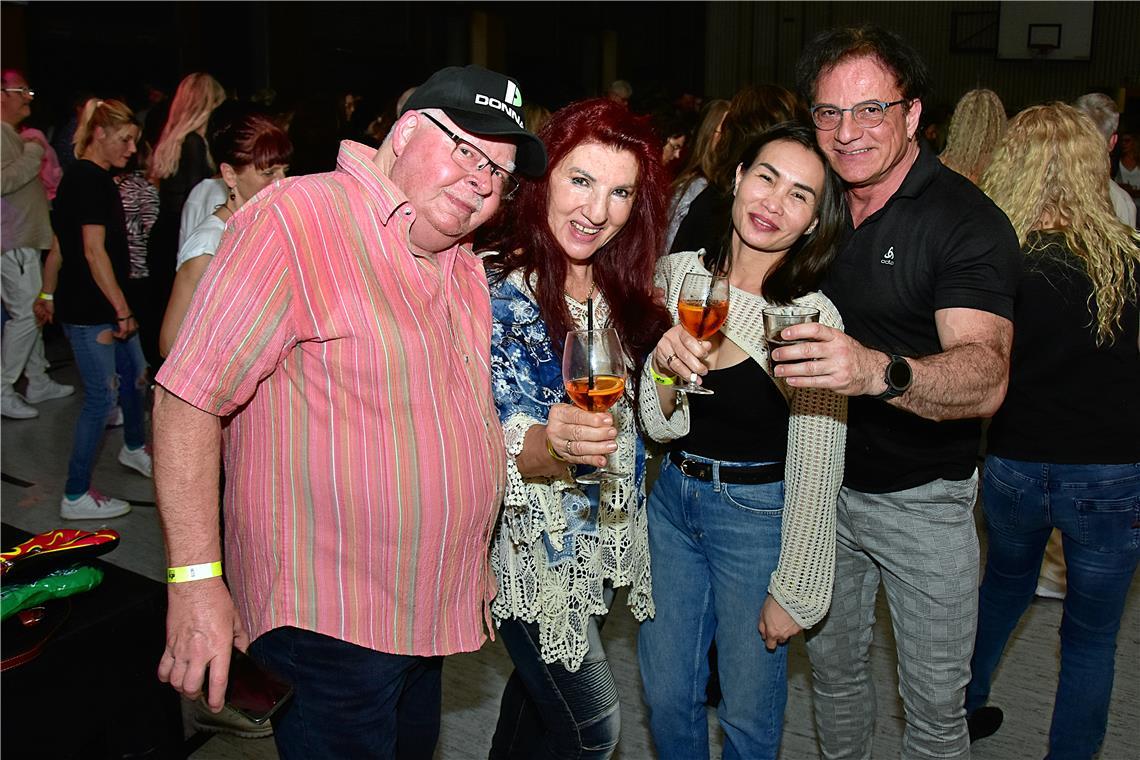 Anstossen mit Freunden auf 50 Jahre Disco Club. 12. "Remember Alte Grube Party" ...