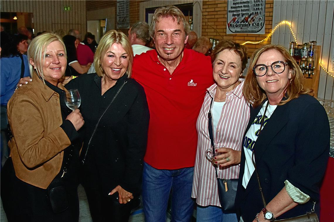 Anstossen mit Freunden auf 50 Jahre Disco Club. 12. "Remember Alte Grube Party" ...