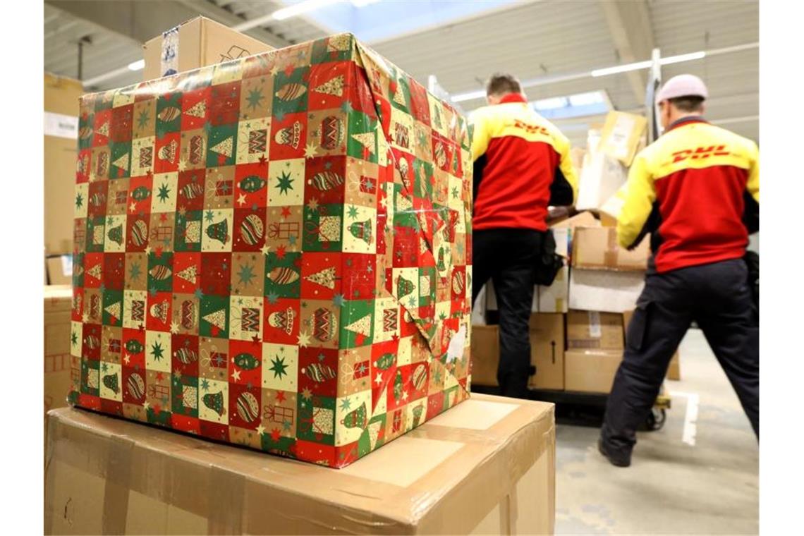 1,6 Milliarden Pakete: DHL knackt bereits den Vorjahreswert Ansturm bereits vor dem ersten Advent. In der Zustellbasis der Deutschen Post DHL am Hauptbahnhof in Rostock herrscht Hochbetrieb. Foto: Bernd Wüstneck/dpa-Zentralbild/dpa