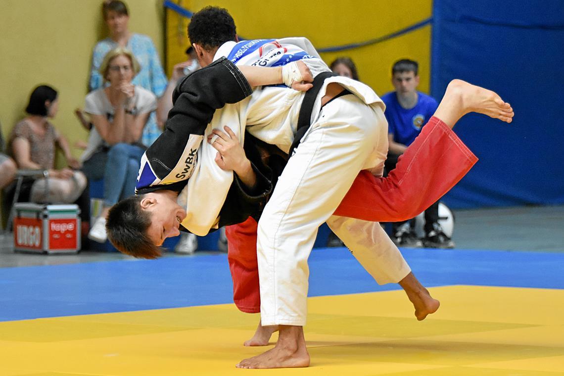 Das neue Starensemble der TSG-Judokas startet mit dem erhofften Sieg Ante Begic (schwarzer Kittel) packte im entscheidenden Moment beherzt zu. Das Talent aus den eigenen Reihen sicherte Backnangs Starteam den Auftaktsieg. Archivfoto: Tobias Sellmaier