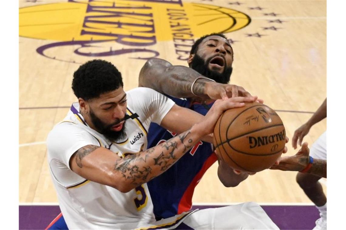 NBA: Lakers gewinnen dank Davis-Schlussspurt gegen Pistons Anthony Davis (l) führte die Lakers zum Sieg. Foto: Mark J. Terrill/AP/dpa