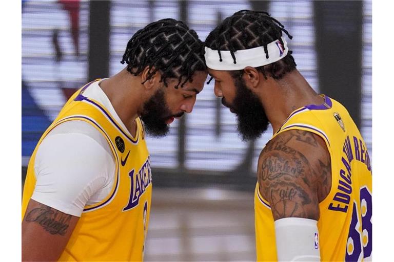 Anthony Davis (l) und Markieff Morris von den Los Angeles Lakers stecken die Köpfe zusammen. Foto: Mark J. Terrill/AP/dpa