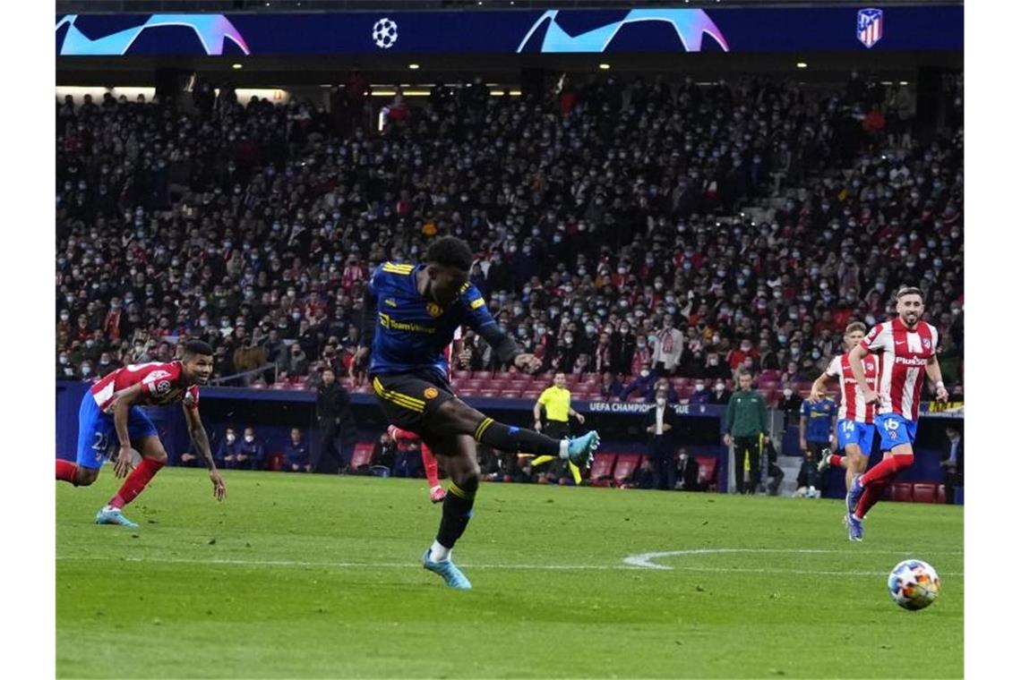 Manchester United mit Remis - Benfica stoppt Ajax-Lauf Anthony Elanga erzielt den späten Ausgleich von Manchester United bei Atlético Madrid. Foto: Manu Fernandez/AP/dpa
