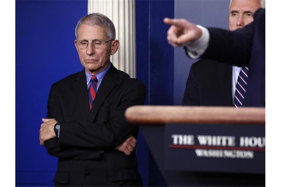 Anthony Fauci, Direktor des Nationalen Instituts für Infektionskrankheiten in den USA, neben US-Präsident Donald Trump und seinem Vize Mike Pence. Foto: Alex Brandon/AP/dpa