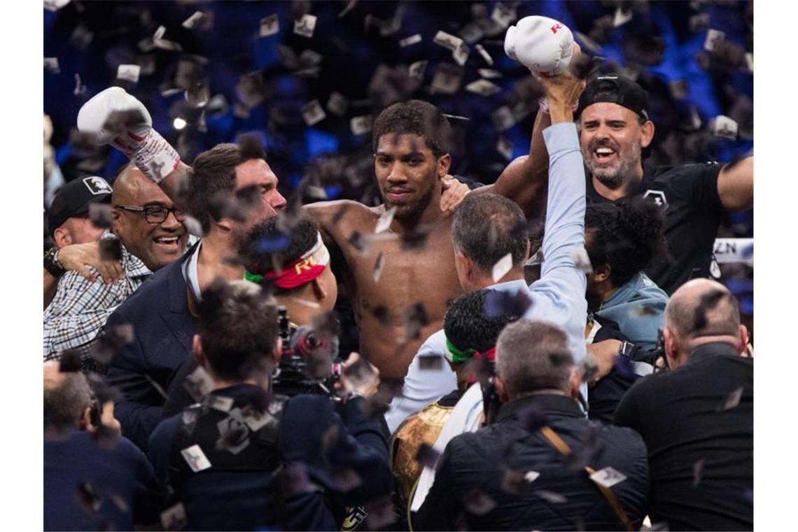 „König“ Joshua will werden wie Ali - Klitschko gratuliert Anthony Joshua lässt sich im Konfettiregen feiern. Foto: Oliver Weiken/dpa