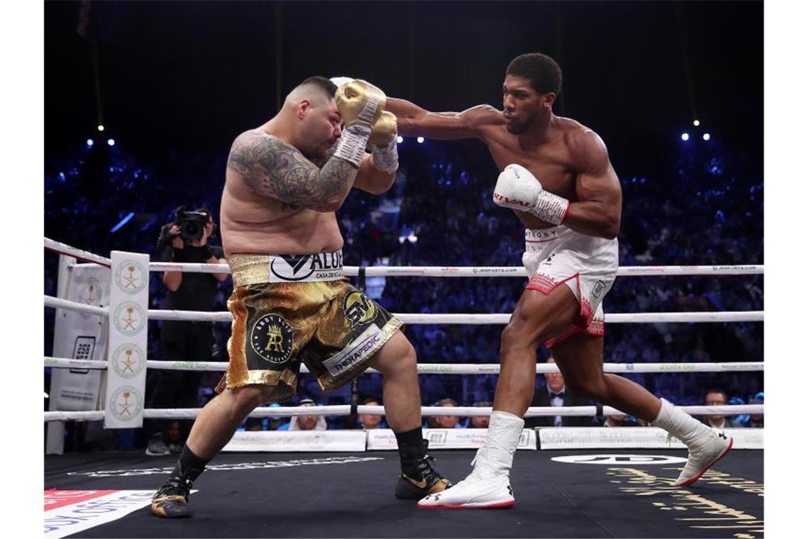 Anthony Joshua (r) ist durch einen einstimmigen Punktsieg über Andy Ruiz Jr. wieder Weltmeister im Schwergewicht. Foto: Nick Potts/PA Wire