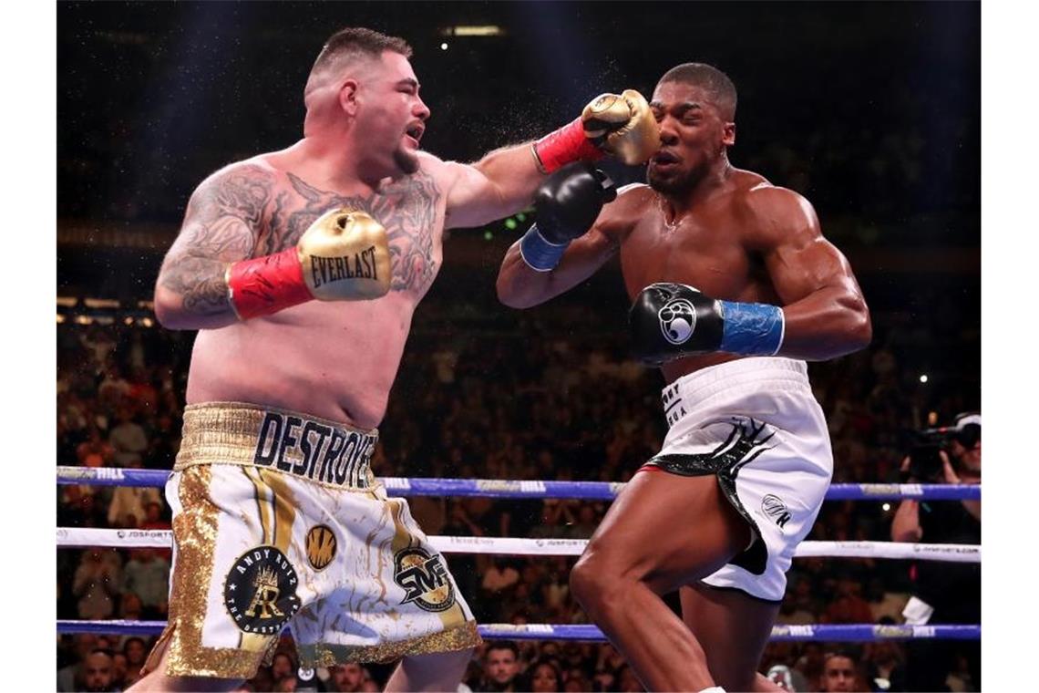 Anthony Joshua (r) unterlag überraschend gegen Andy Ruiz Jr. und verlor seine Titel. Foto: Nick Potts/PA Wire