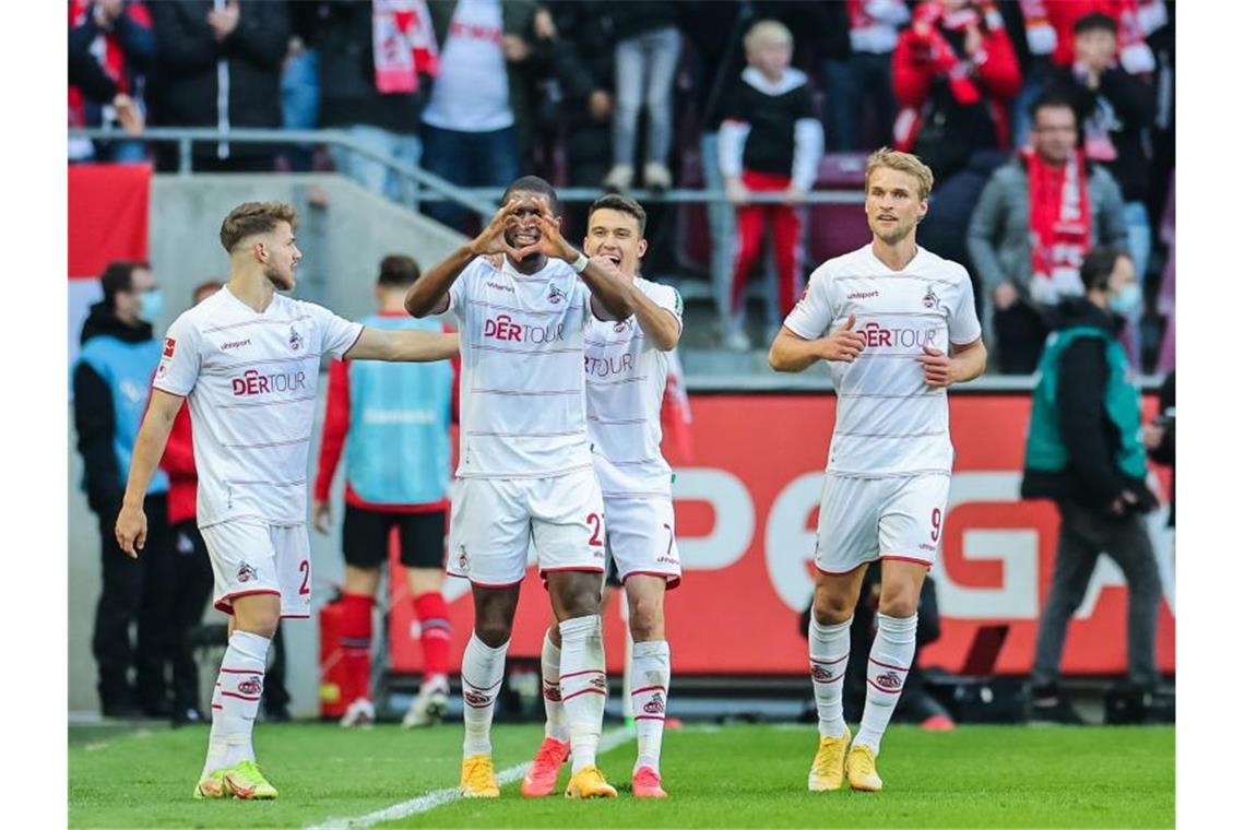 Modeste rettet Köln Remis im Rhein-Derby gegen Bayer Anthony Modeste (2.v.l) war der gefeierte Kölner beim Derby gegen Leverkusen. Foto: Rolf Vennenbernd/dpa