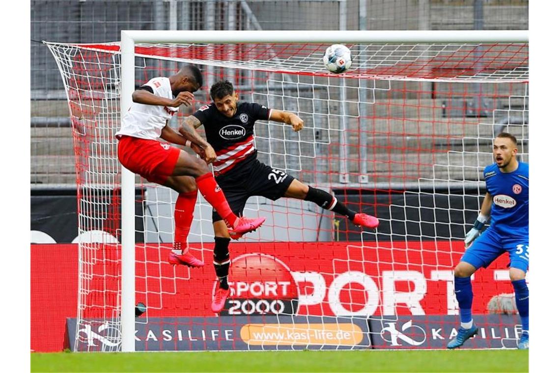 Anthony Modeste (l) brachte Köln mit seinem Anschlusstreffer gegen Düsseldorf wieder zurück ins Spiel. Foto: Thilo Schmuelgen/Reuters-Pool/dpa