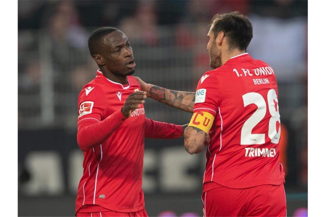 Anthony Ujah (l) sorgte mit seinem Tor für den Heimsieg von Union Berlin gegen Mönchengladbach. Foto: Soeren Stache/dpa-Zentralbild/dpa