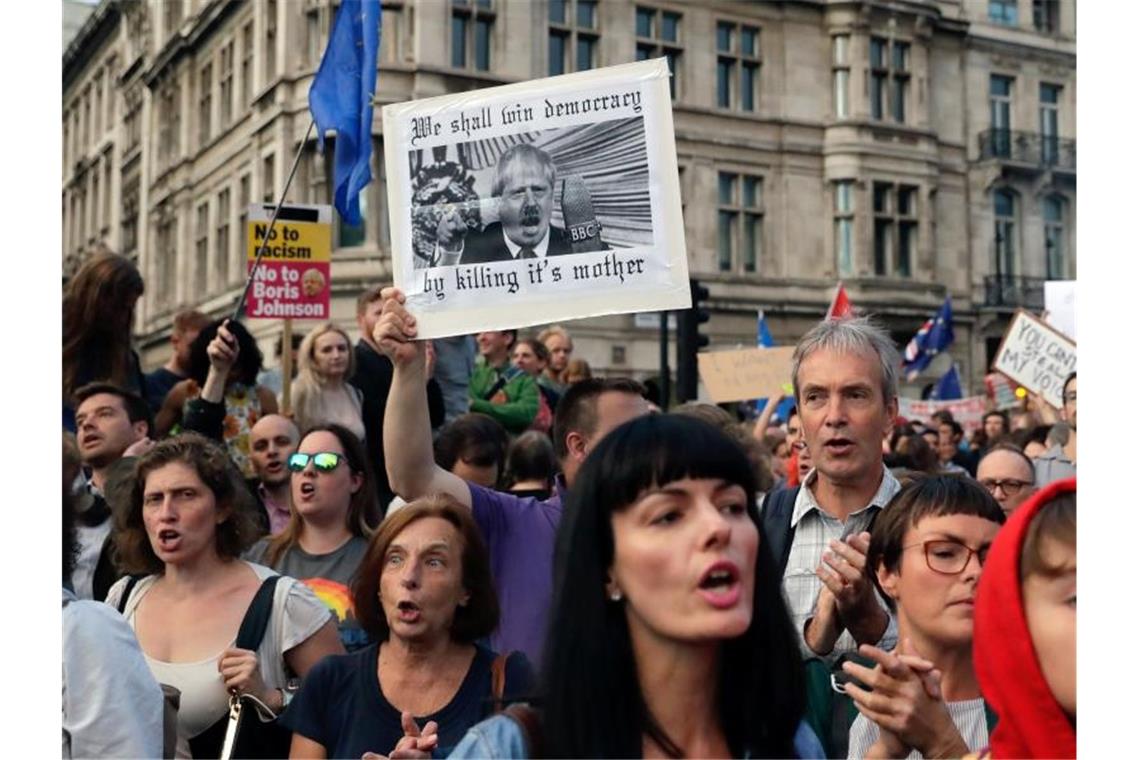 Anti-Brexit-Demonstranten vor dem Regierungssitz Downing Street in London. Foto: Matt Dunham/AP