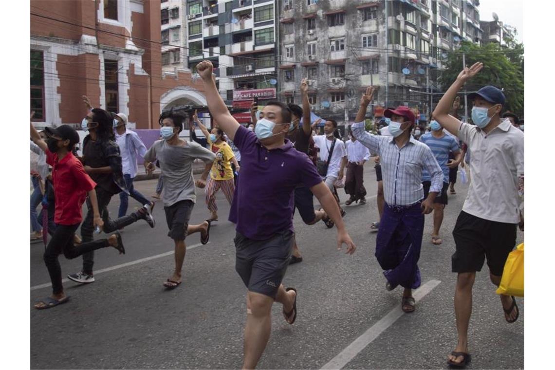 Anti-Putsch-Demonstranten zeigen das Drei-Finger-Zeichen des Widerstandes während eines Flashmobs in Yangon. Foto: -/AP/dpa