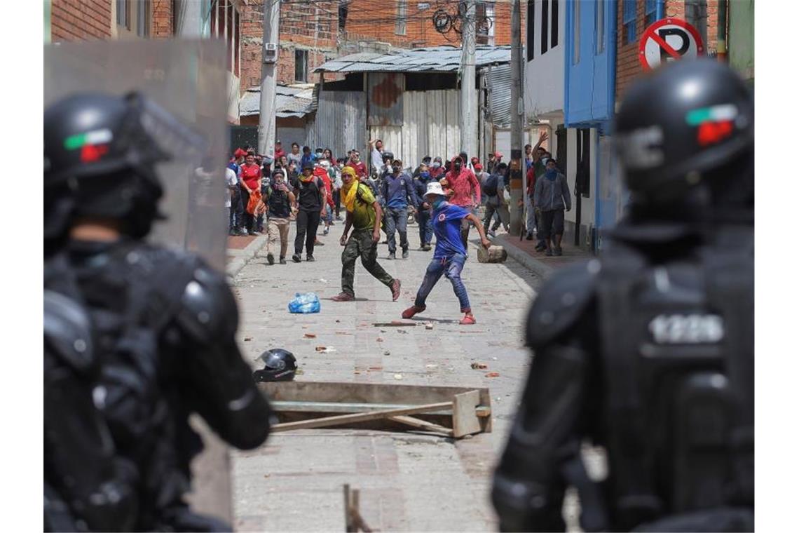 Anti-Regierungs-Demonstranten stoßen in Gachancipa mit der Polizei zusammen. Foto: Ivan Valencia/AP/dpa