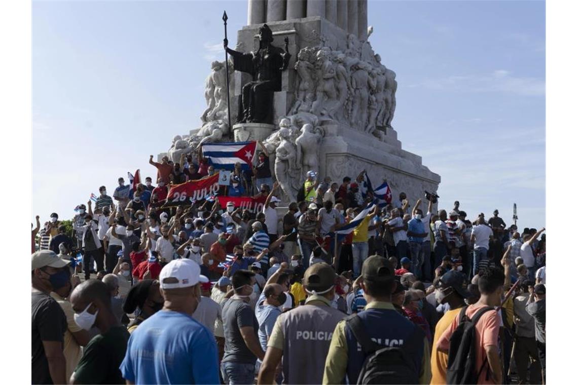 Anti-Regierungs-Demonstranten versammeln sich am Maximo-Gomez-Denkmal in Havanna. Foto: Eliana Aponte/AP/dpa