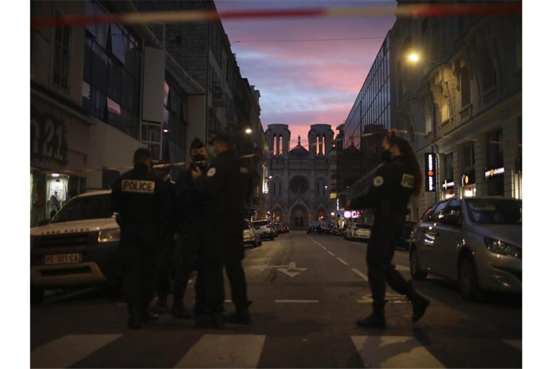 Frankreich schützt Schulen nach Nizza-Angriff Anti-Terror-Ermittler wollen in Nizza prüfen, ob der Tatverdächtige Komplizen hatte. Foto: Daniel Cole/AP/dpa