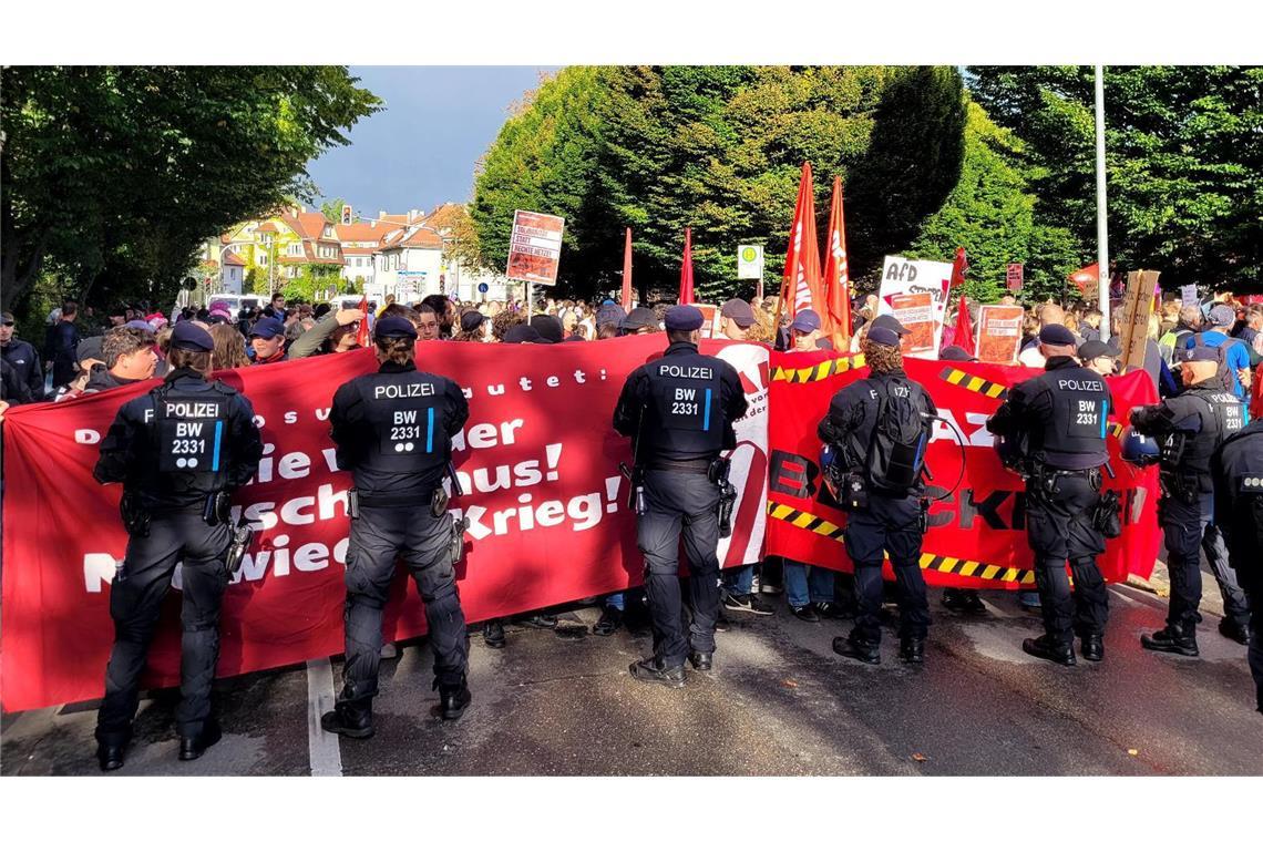 Palmer sieht nach Debatte mit AfD-Landeschef keinen Sieger Antifa und Polizei stehen neben der Halle Auge in Auge.