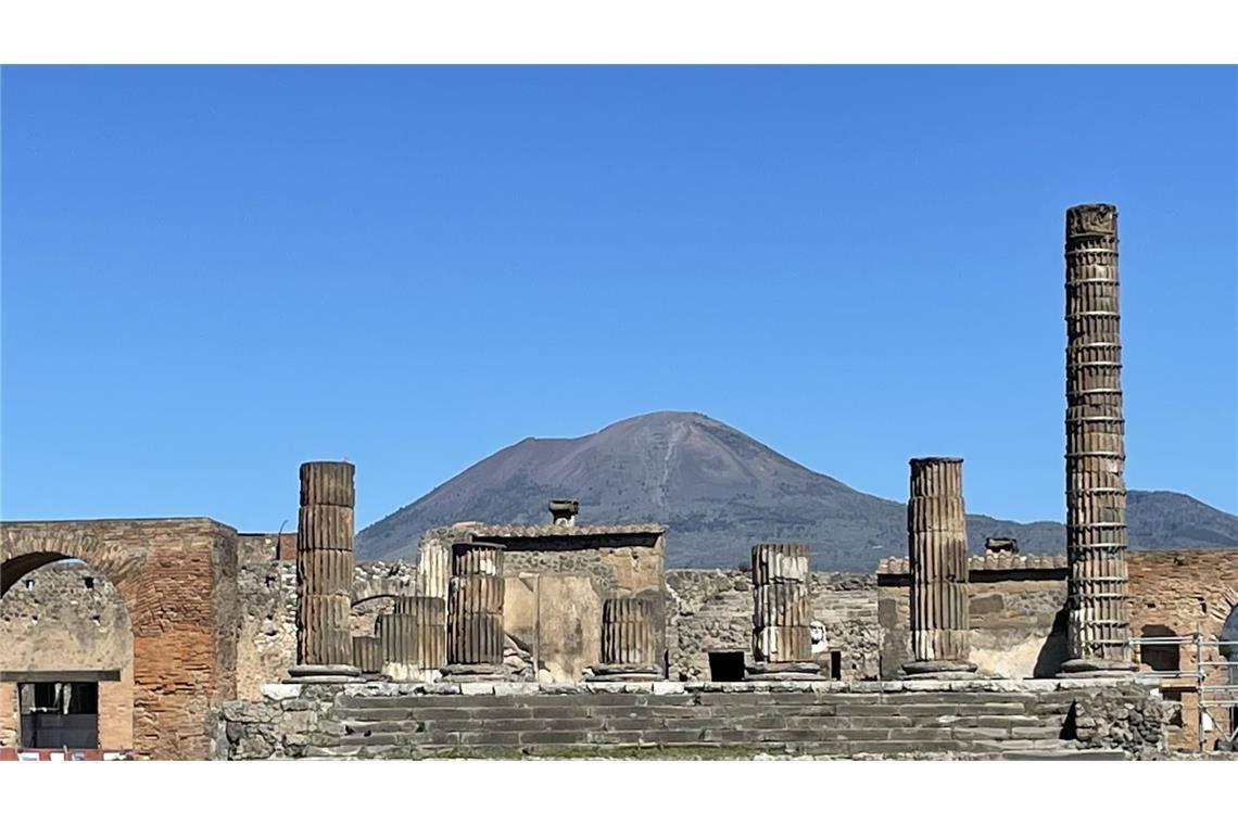 Antike Gebäude in Pompeji mit dem Vesuv im Hintergrund. Der Vulkan Vesuv brach im Jahr 79 n. Chr. aus und bedeckte die Stadt Pompeji mit Asche.
