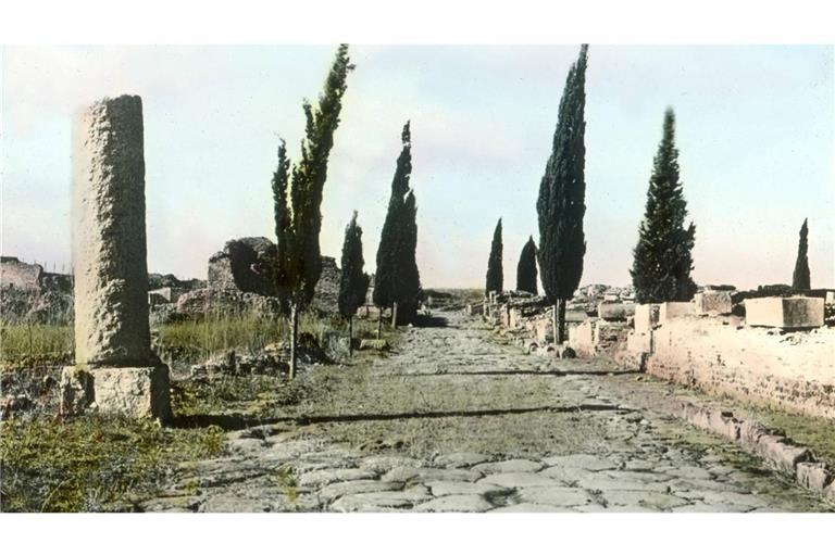 Antike Straße bei  der römischen Hafenstadt Ostaia (historisches Foto).