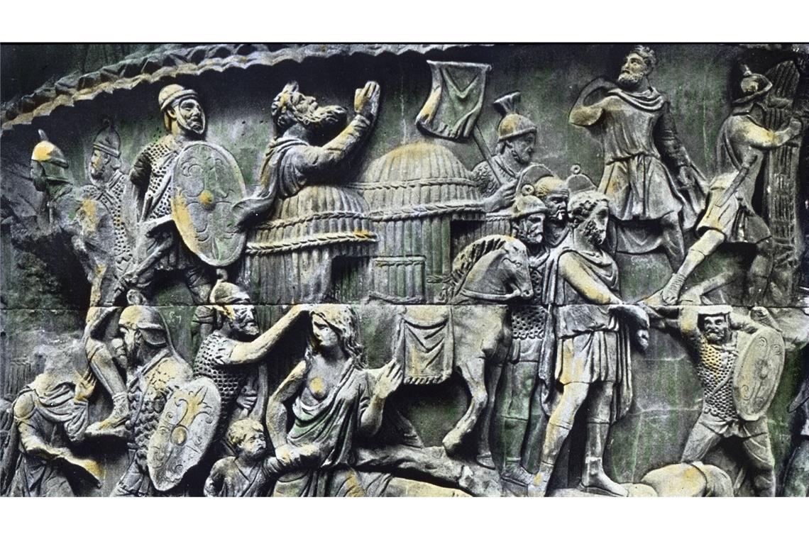 Antikes Relief mit der Darstellung eines  Überfalls römischer Soldaten auf ein Dorf der Germanen.