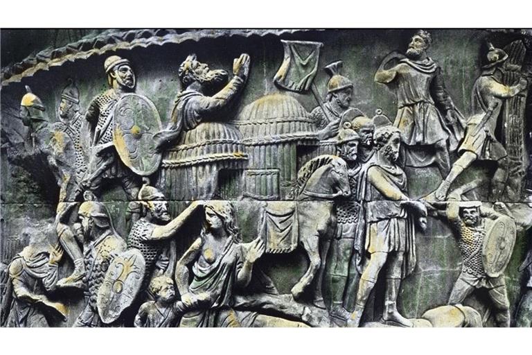 Antikes Relief mit der Darstellung eines  Überfalls römischer Soldaten auf ein Dorf der Germanen.