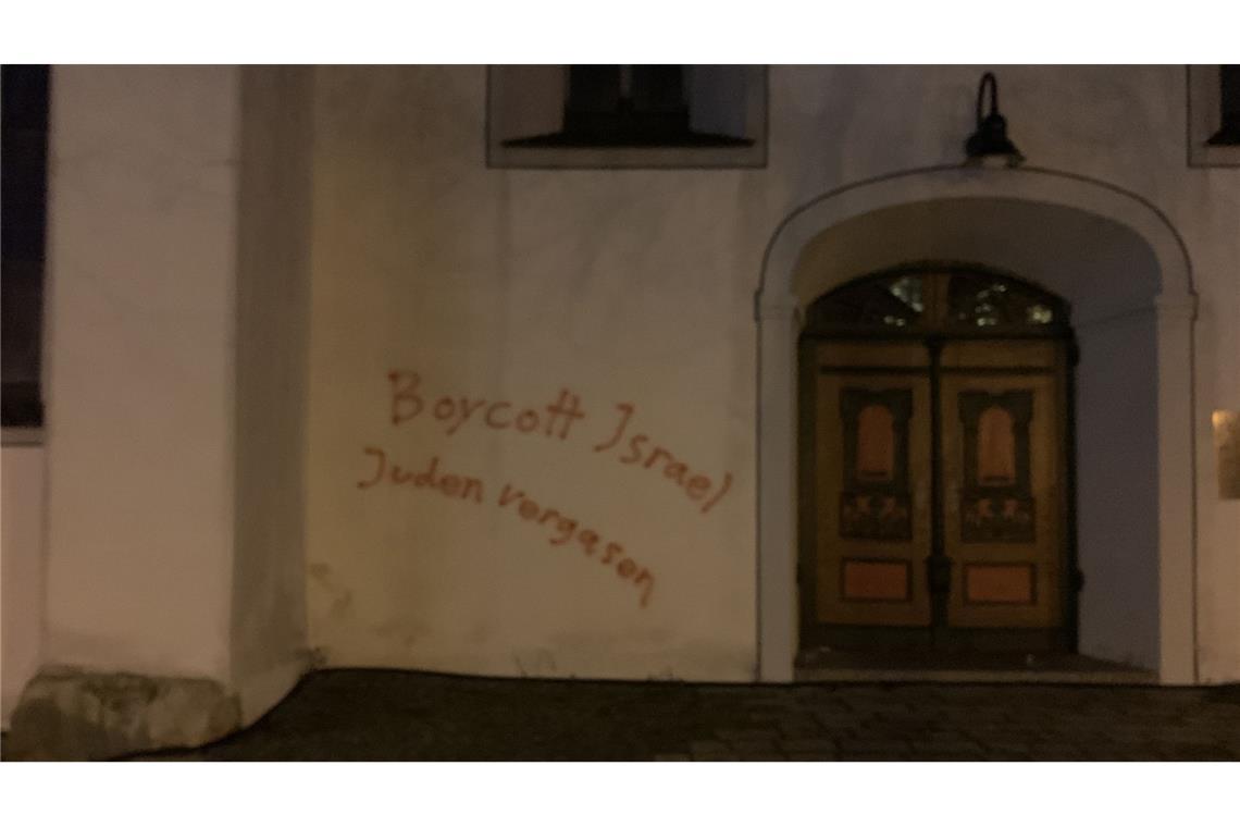 Pfarrer wegen Israel „übelst angefeindet“ – Landesbischof schlägt Alarm Antisemitische Schmiererein am Eingang der Martinskirche in Langenau.