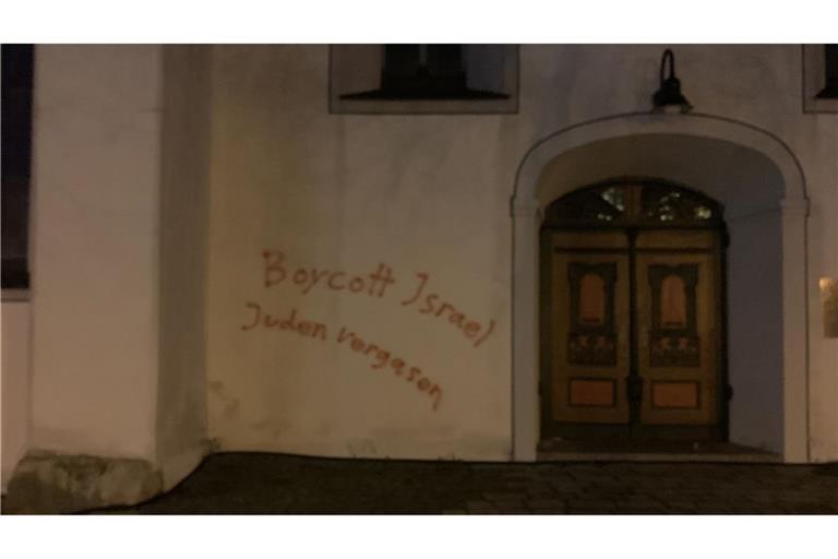 Antisemitische Schmiererein am Eingang der Martinskirche in Langenau.