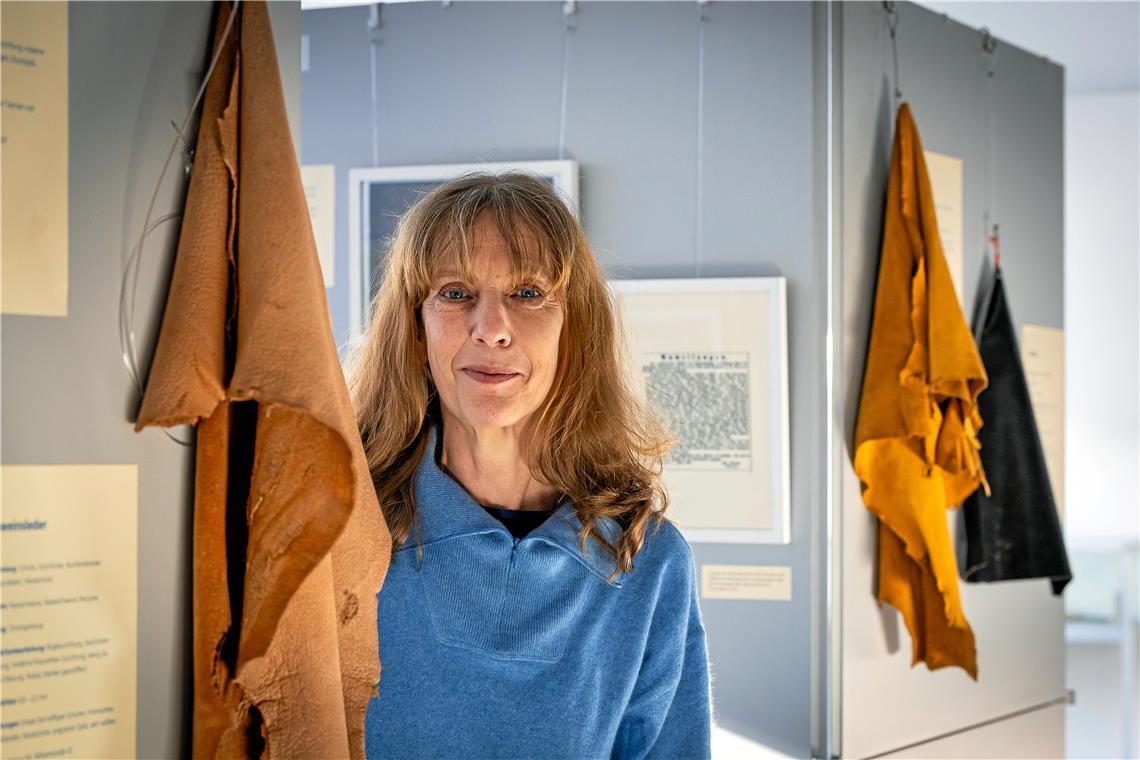 Antje Hagen vom Kultur- und Sportamt hat die Ausstellung konzipiert und zusammengestellt. Die Auswahl an Lederstücken und -artikeln aus den Backnanger Lederfabriken, die außen an den Stellwänden hängen, hat Lederexperte Gunter Piesch ergänzt. Fotos: Alexander Becher