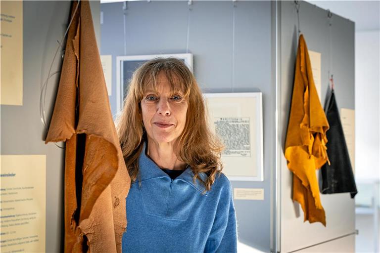 Antje Hagen vom Kultur- und Sportamt hat die Ausstellung konzipiert und zusammengestellt. Die Auswahl an Lederstücken und -artikeln aus den Backnanger Lederfabriken, die außen an den Stellwänden hängen, hat Lederexperte Gunter Piesch ergänzt. Fotos: Alexander Becher