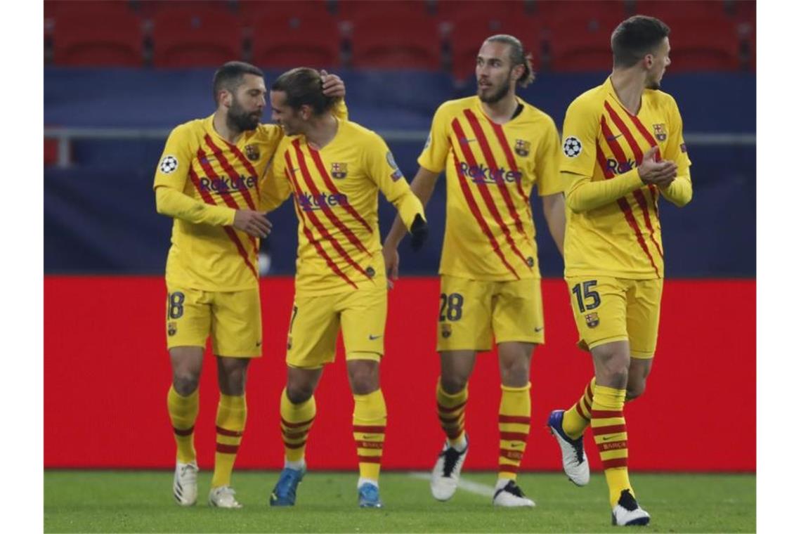 Spannung in der Leipzig-Gruppe - Giroud mit Viererpack Antoine Griezmann (2.v.l.) vom FC Barcelona feiert nach dem Führungstreffer mit seinen Teamkameraden. Foto: Laszlo Balogh/AP/dpa