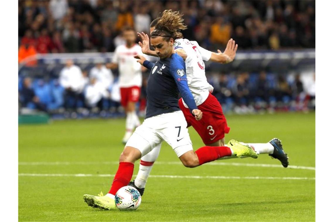 Frankreichs Weltmeister nur mit einem Remis gegen die Türkei Antoine Griezmann (l) aus Frankreich in Aktion gegen Merih Demiral aus der Türkei. Foto: Thibault Camus/AP/dpa