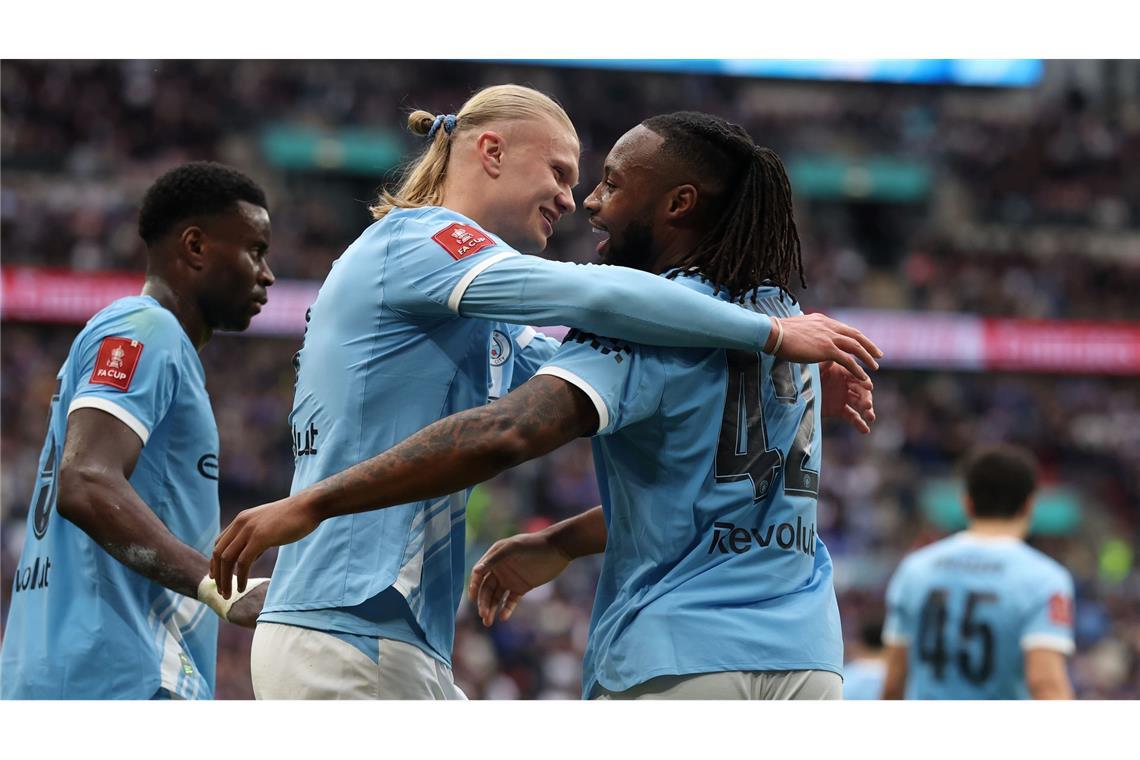 Antoine Semenyo von Manchester City (r) feiert mit Vorlagengeber Erling Haaland von Manchester City nach dem Siegtor.