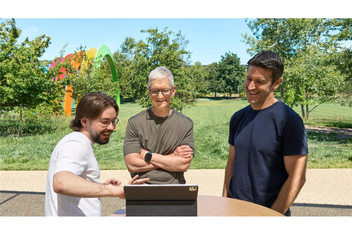 Anton Baranov (l) zeigte seine App sowohl Apple-Chef Tim Cook (M) als auch dessen designiertem Nachfolger John Ternus.
