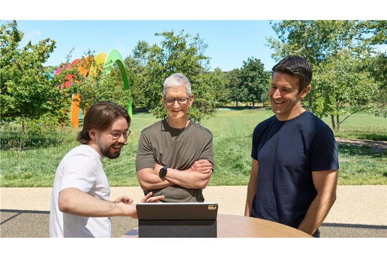 Anton Baranov (l) zeigte seine App sowohl Apple-Chef Tim Cook (M) als auch dessen designiertem Nachfolger John Ternus.