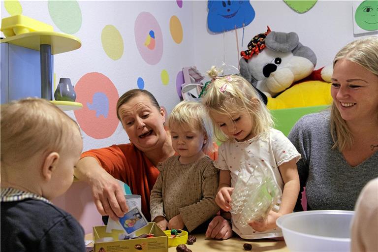 Anton, Clara und Philline fühlen sich wohl bei ihrer Tagesmutter Oskana Plotnikov (links). Auch Mutter Daniela Marous-Gericke (rechts) schätzt die individuelle Betreuung der Kinder in Kleingruppen.Foto: Jörg Fiedler