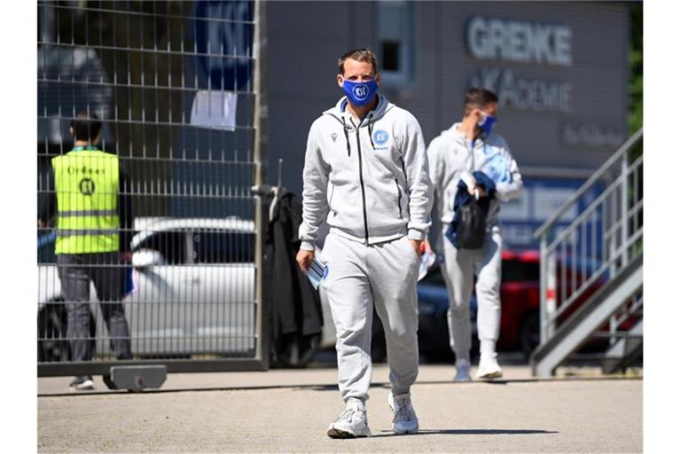 Anton Fink vom KSC trägt eine Gesichtsmaske. Foto: Matthias Hangst/Getty Images Europe/Pool/dpa