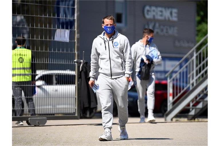 Anton Fink vom KSC trägt eine Gesichtsmaske. Foto: Matthias Hangst/Getty Images Europe/Pool/dpa/Archivbild