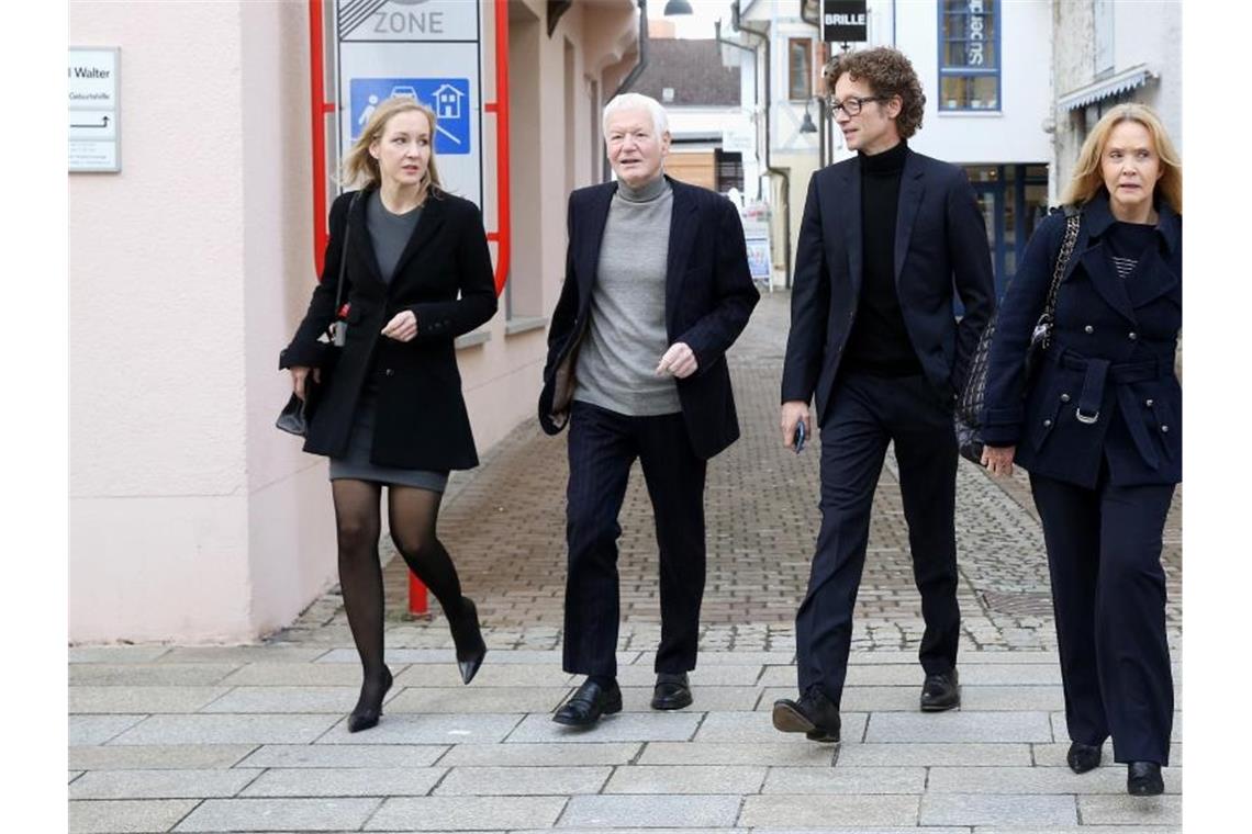 Ex-Drogeriemarktkönig Schlecker wird 75 Anton Schlecker (2.v.l) geht mit seiner Frau Christina (r) und seinen Kindern Meike (l) und Lars (2.v.r). Foto: Thomas Warnack/dpa/Archiv