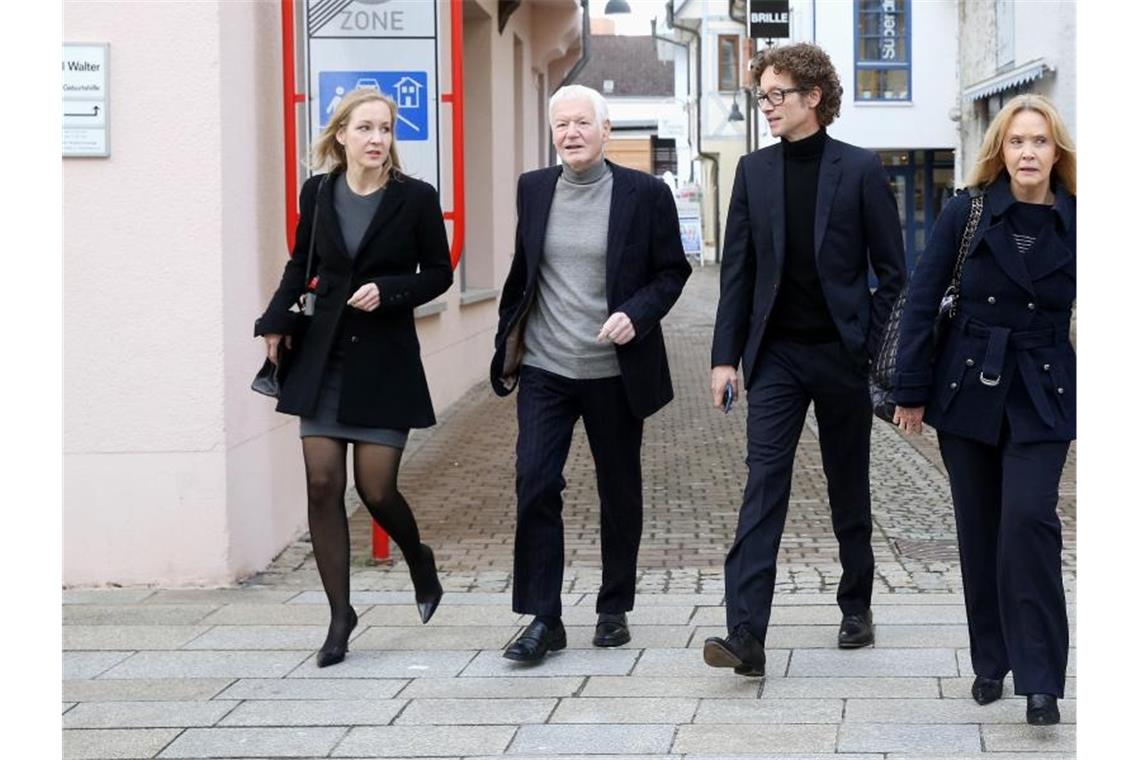 Anton Schlecker (2.v.l) geht mit seiner Frau Christina (r) und seinen Kindern Meike (l) und Lars (2.v.r). Foto: Thomas Warnack/dpa/Archiv