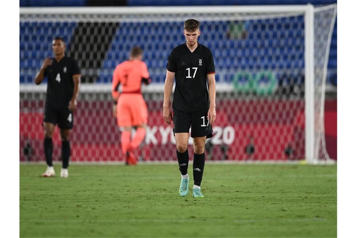 Anton Stach läuft nach dem 0:2 mit gesenktem Kopf über den Platz. Foto: Swen Pförtner/dpa