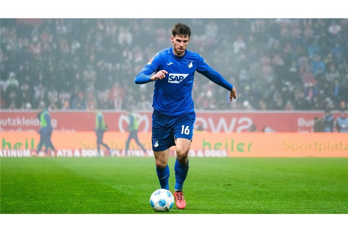 Superstar oder Ersatzmann? Das wurde aus den U-21-Europameistern von 2021 Anton Stach, TSG Hoffenheim: Die Allzweckwaffe im Mittelfeld spielte bei der U-21-EM vier Partien, davon waren aber drei Kurzeinsätze von der Bank. Stachs Spiel zeichnet sich durch seine großen Qualitäten gegen den Ball aus, weshalb er in dieser Saison häufig die Rolle des Innenverteidigers einnahm. Damals noch bei der SpVgg Greuther Fürth unter Vertrag, führte sein Weg über den 1. FSV Mainz 05 nach Sinsheim. Momentan ist die Zukunft des zweifachen A-Nationalspielers noch offen. Manchester United soll interessiert sein.