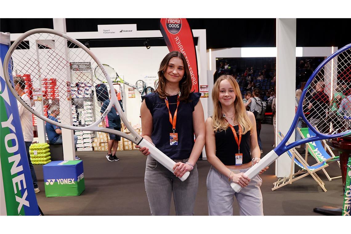Antonia Lang (li.) und Anne Niedan  sind die Einzigen in unserer Galerie, die sich bei ihrer Tätigkeit die Schuhe sandig machen. Die beiden 17-Jährigen sind bereits im dritten beziehungsweise vierten Jahr als Ballkind tätig. Dabei dreht sich ihr Aufgabenbereich nicht nur um das Aufsammeln und Anbieten der Bälle, sondern auch darum, den Spielerinnen nach jedem Seitenwechsel ein Handtuch zu reichen. „Es macht großen Spaß. Das ist immer die beste Woche im Jahr.“ Die beiden spielen selbst seit ihrer frühen Kindheit Tennis und genießen die direkte Nähe zum Spielgeschehen und zu den Stars. Ihre persönlichen Favoriten heißen Jasmine Paolini, Sara Errani und die Deutsche Eva Lys.