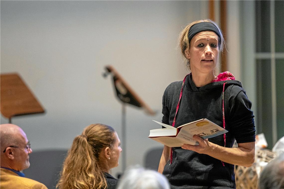 Antonia Michaelis’ Gesellschaftsroman „Die Wiederentdeckung des Glücks“ ist 2021 erschienen. Um diesen dreht sich ihre Lesung im Backnanger Bürgerhaus . Foto: Alexander Becher